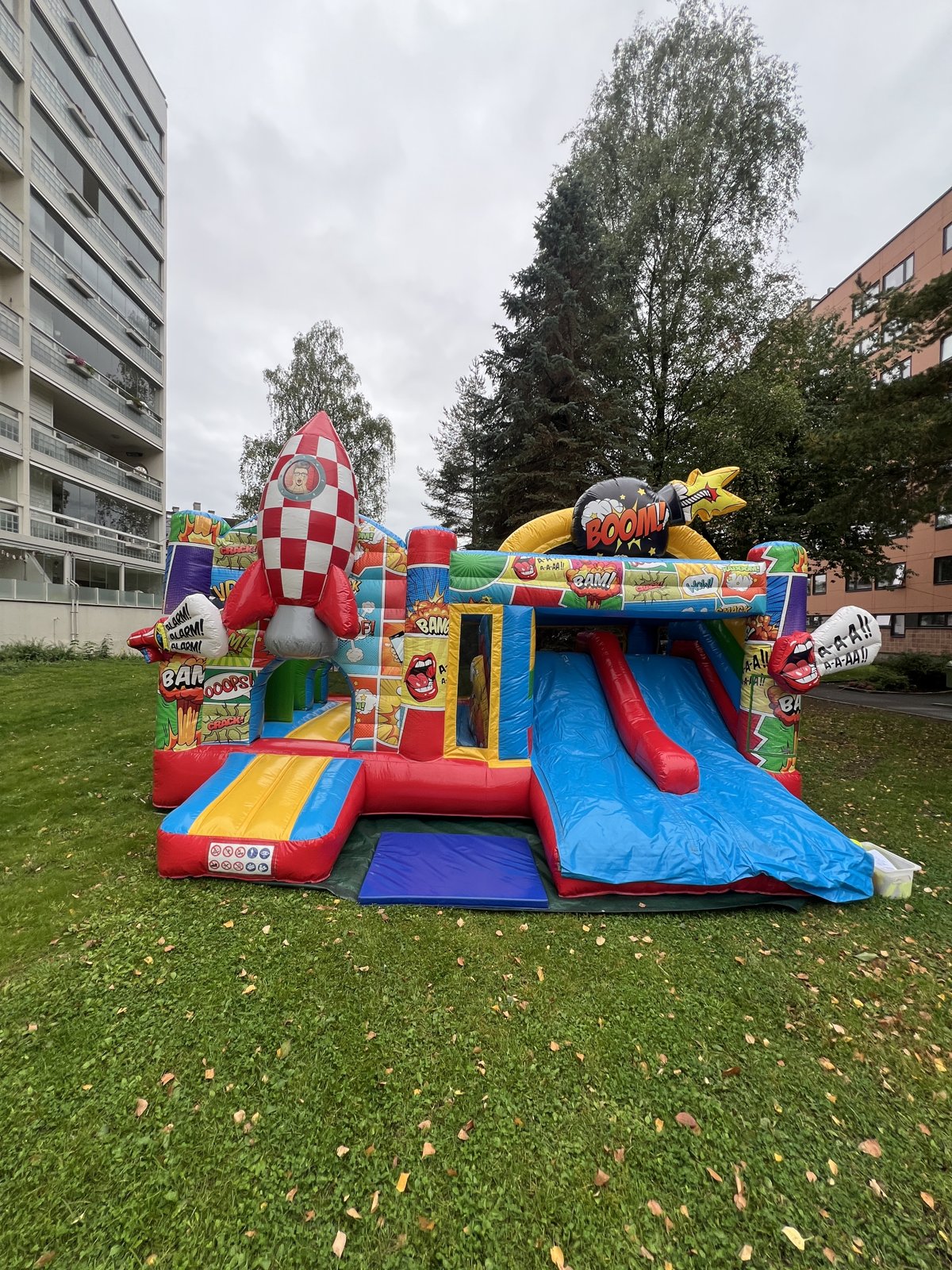 Hoppeslott Dobbelsklie Comics mellom boligblokker