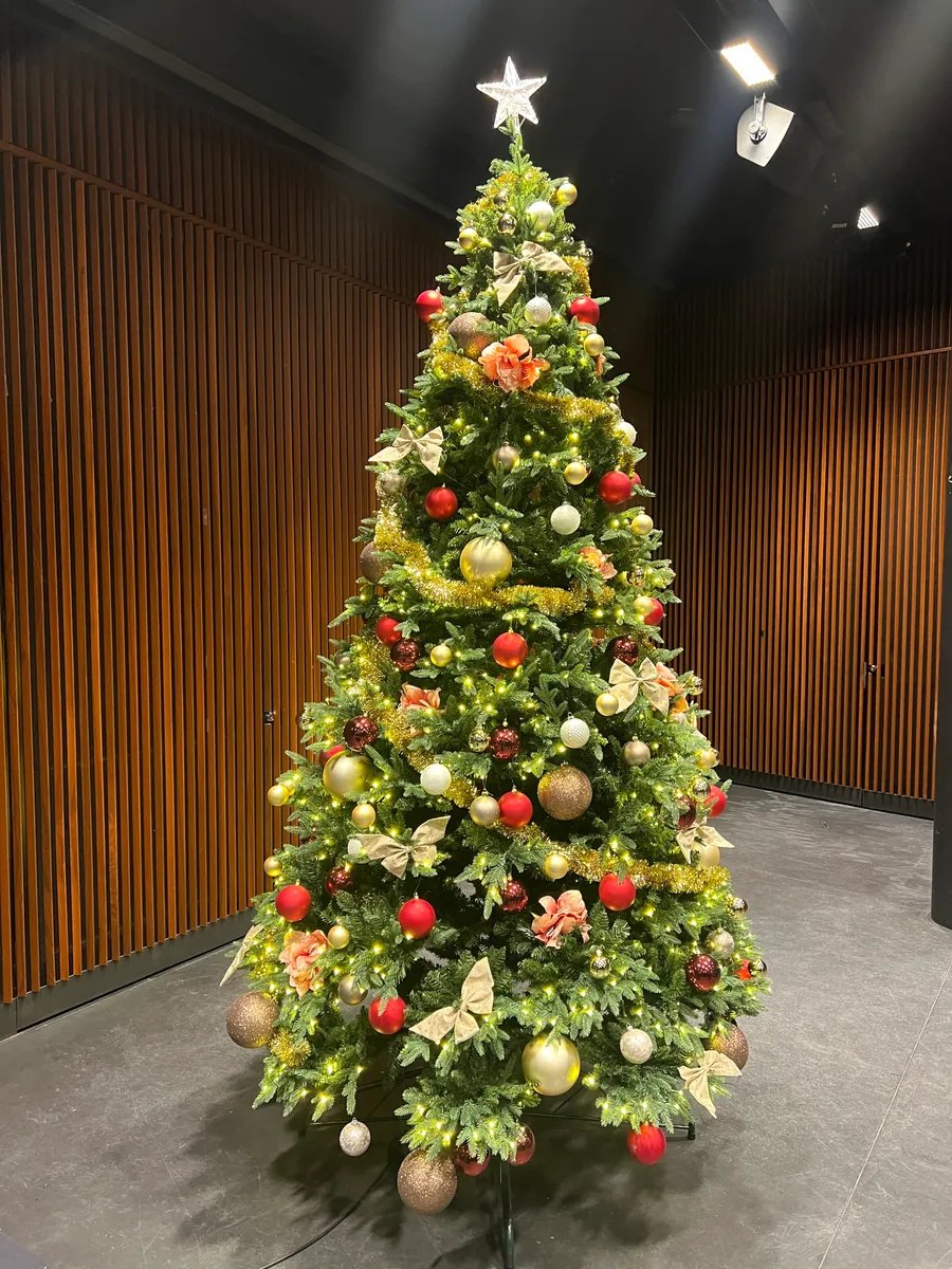 Juletre 430 cm med pynt fra Saltando