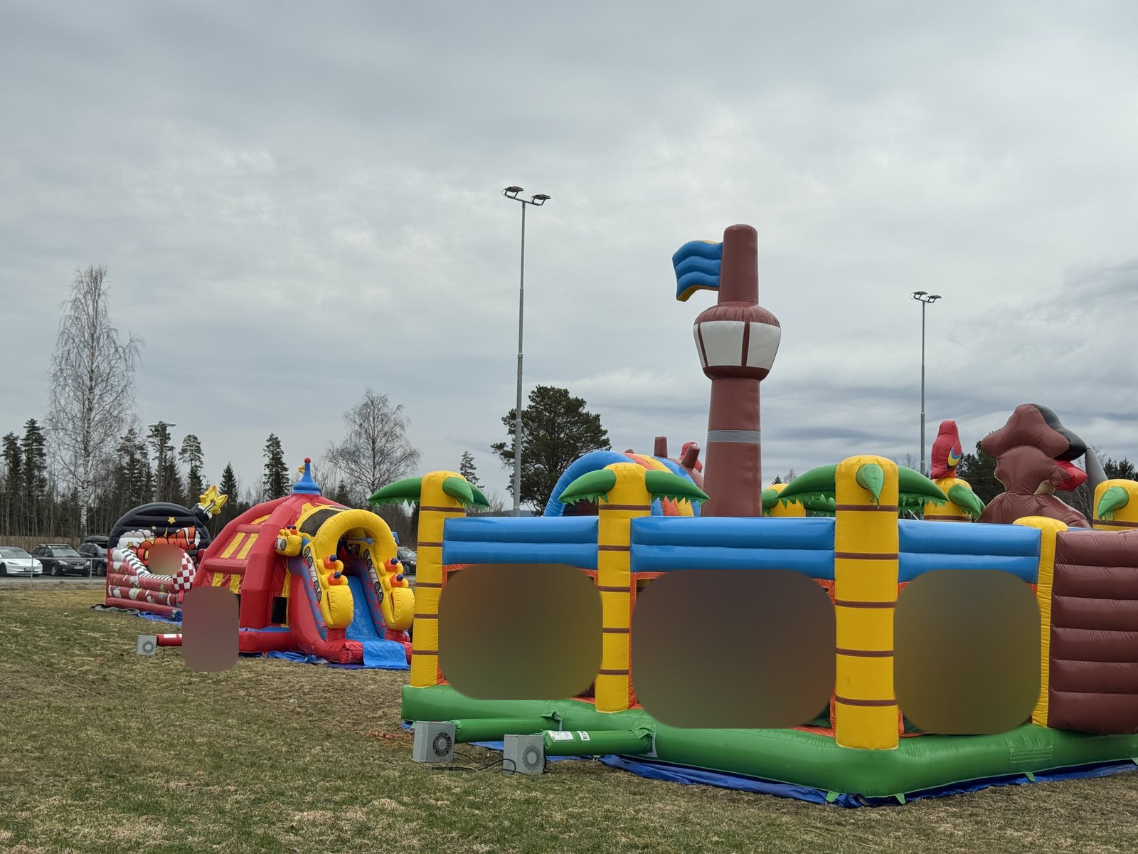 Oppblåsbar piratlekepark og hoppeslott med sklie på en idrettsbane