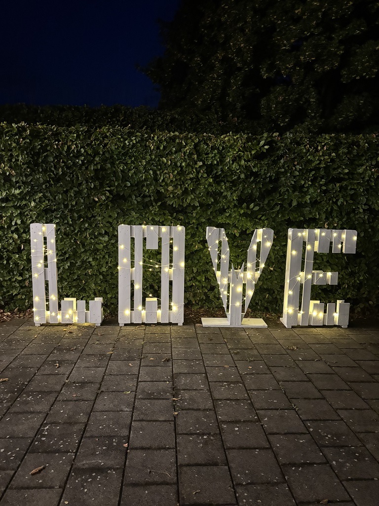 Eventservice mieten in Öhringen | XXL Love Buchstaben Paletten Weiß | SelfieAlarm