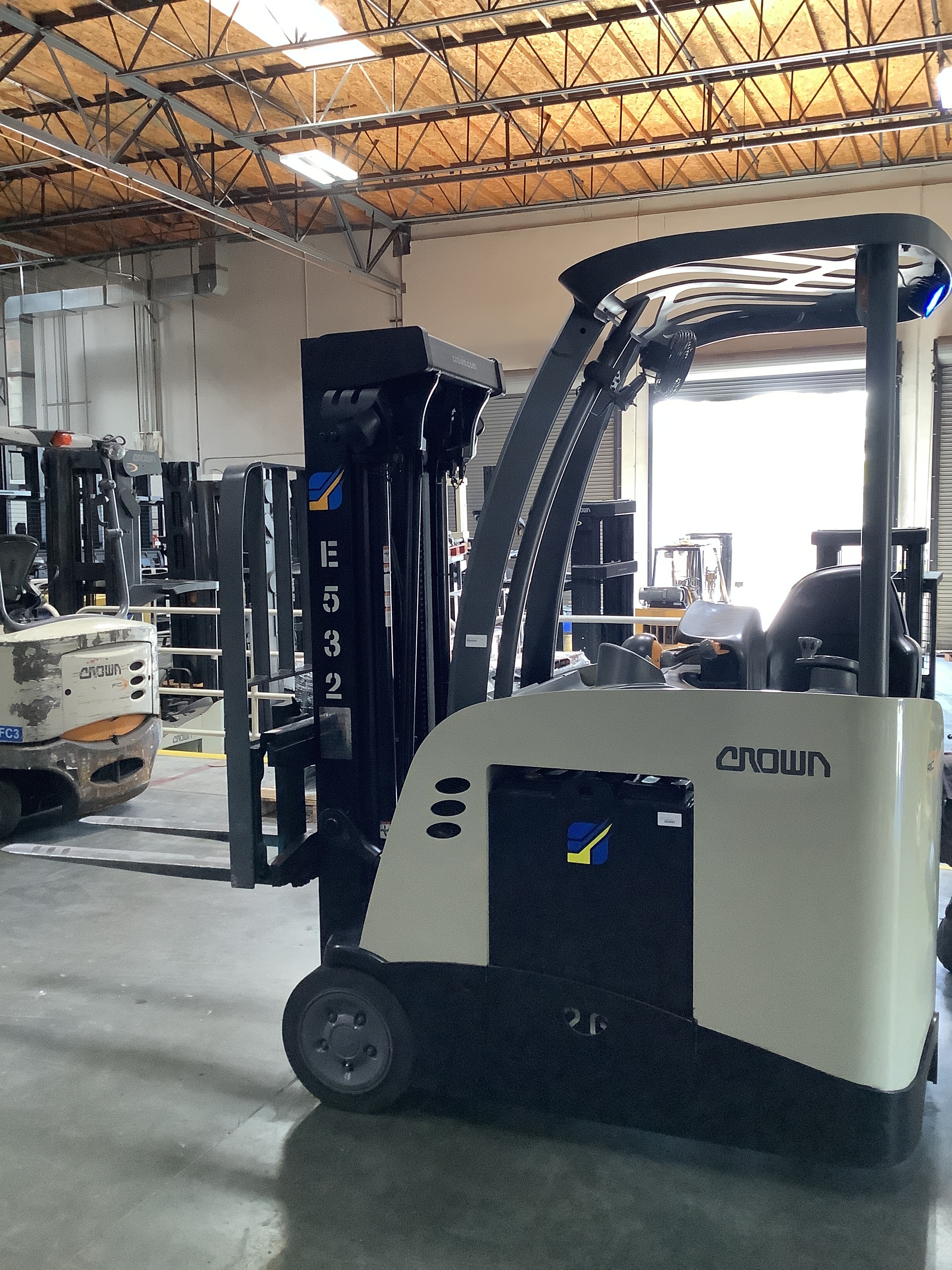 Crown Dock Stocker 264' Lift Height | Electrolift - Forklift Rentals ...