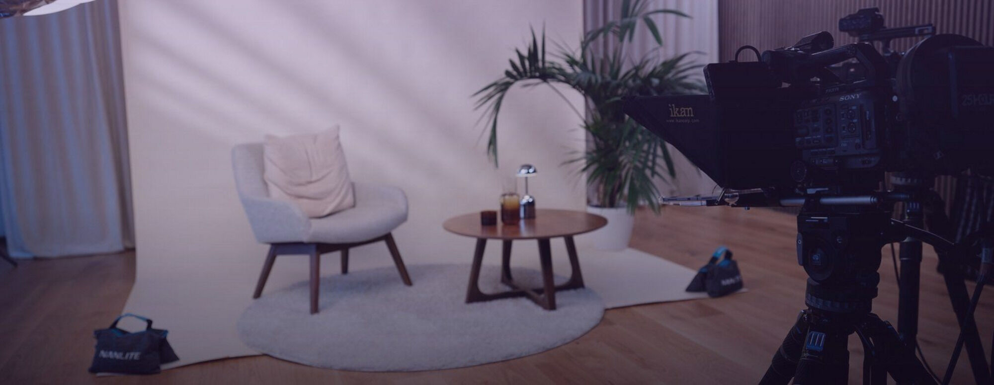 Interview-setup i 25HOUR-studiet med lys og teleprompter