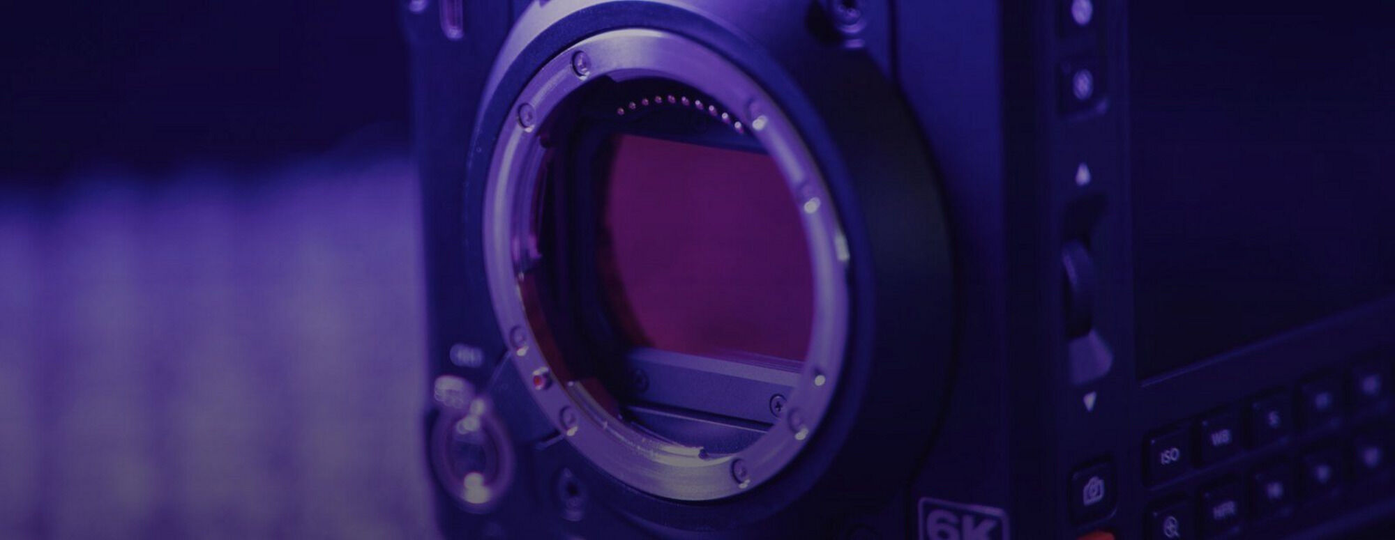 Cine-optik rigget med trådløs follow-focus.
