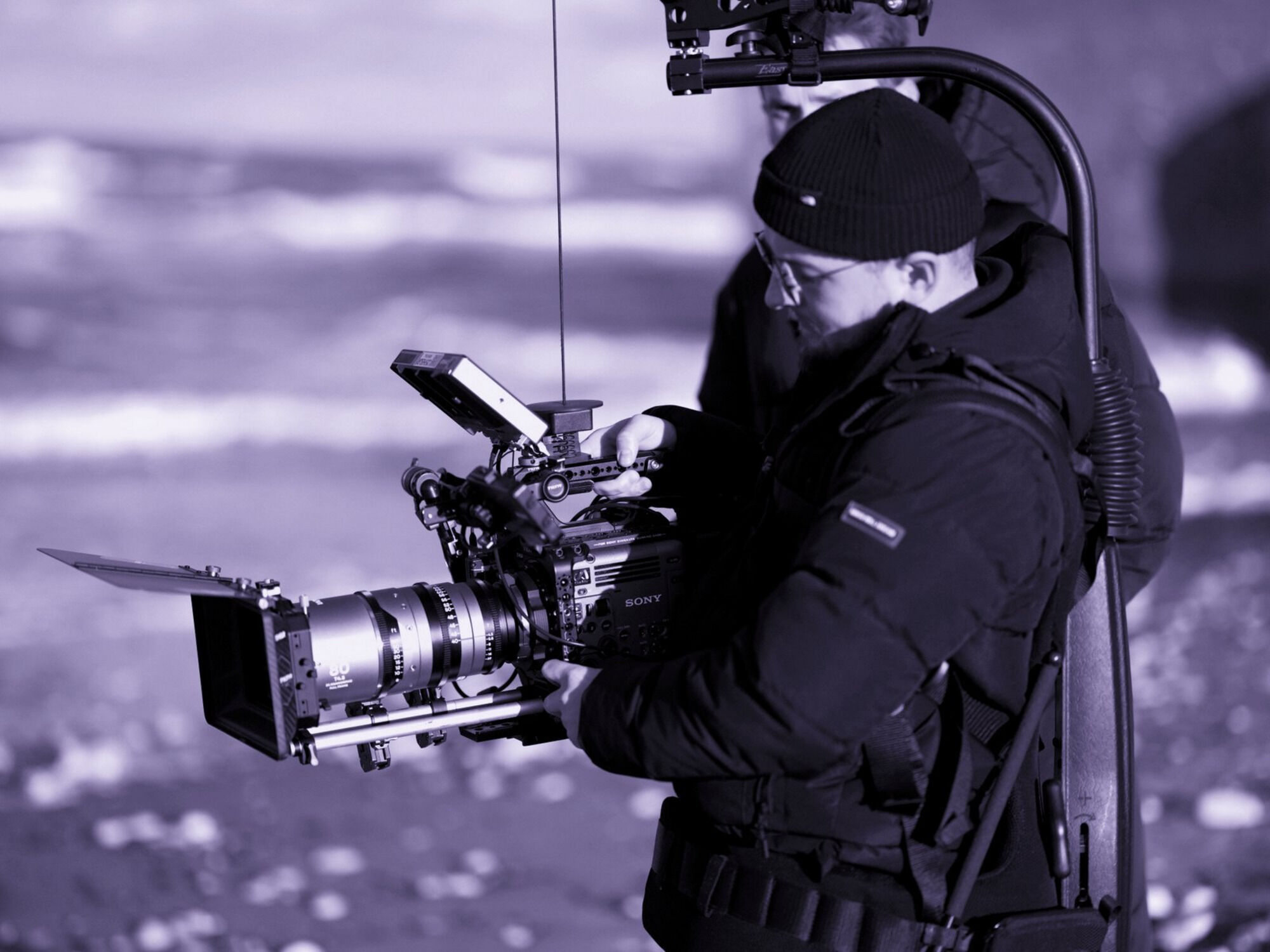 På location: cinema-rig med cine-glas, matte box og monitor.